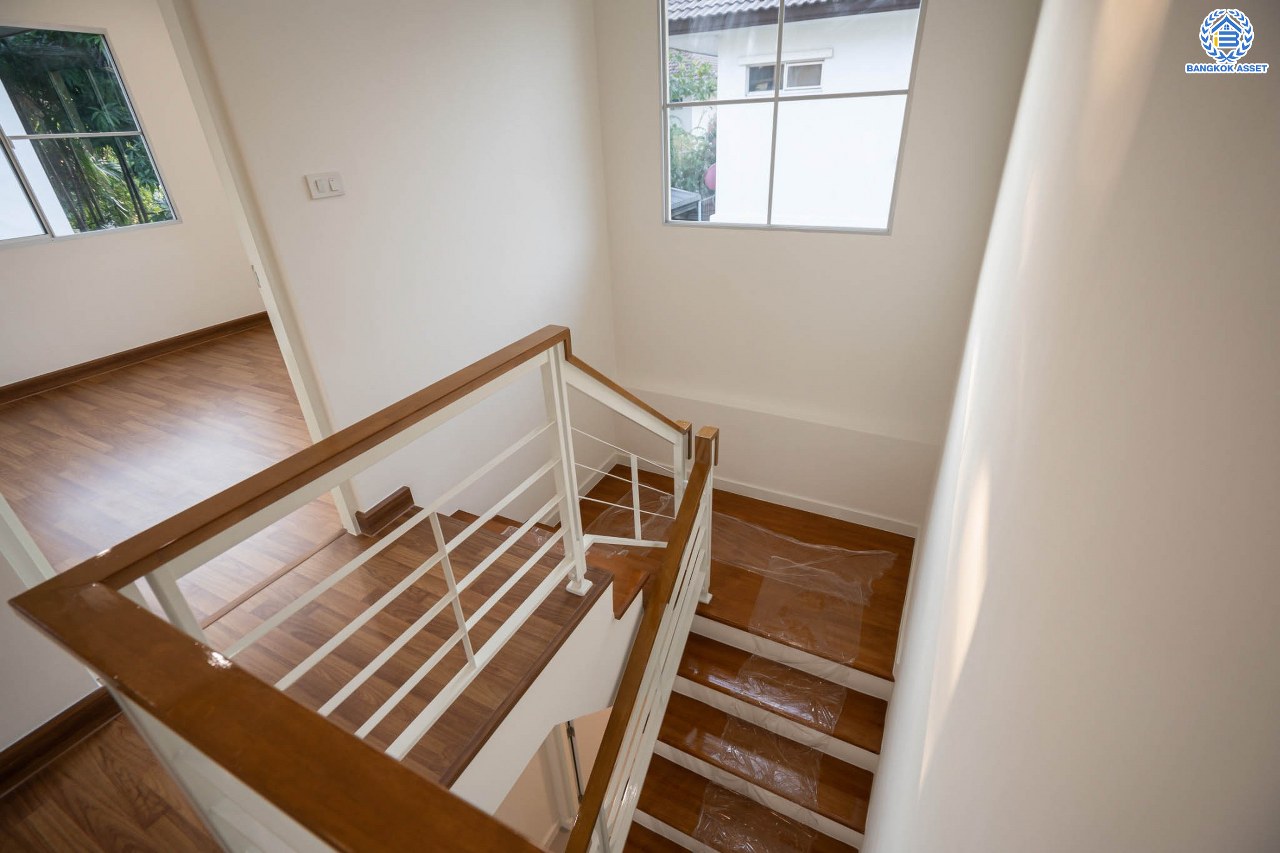 บ้านมือสองตกแต่งใหม่ คุณภาพแบรนด์ LH โครงการ ชัยพฤกษ์ ราชพฤกษ์-แจ้งวัฒนะ เนื้อที่ 58.4 ตร.ว. ฟังก์ชัน 3 ห้องนอน 3 ห้องน้ำ 2 ที่จอดรถ ภายในตกแต่งหรูหรา บนทำเลศักยภาพติดถนนราชพฤกษ์ เชื่อมสู่แจ้งวัฒนะได้อย่างรวดเร็ว และเพียง 10 นาทีถึงรถไฟฟ้า "สถานีบางรักใหญ่" จุดขึ้นทางด่วน "ศรีรัช" โรบินสัน ไลฟ์สไตล์ ราชพฤกษ์ และ โลตัส นอร์ธราชพฤกษ์